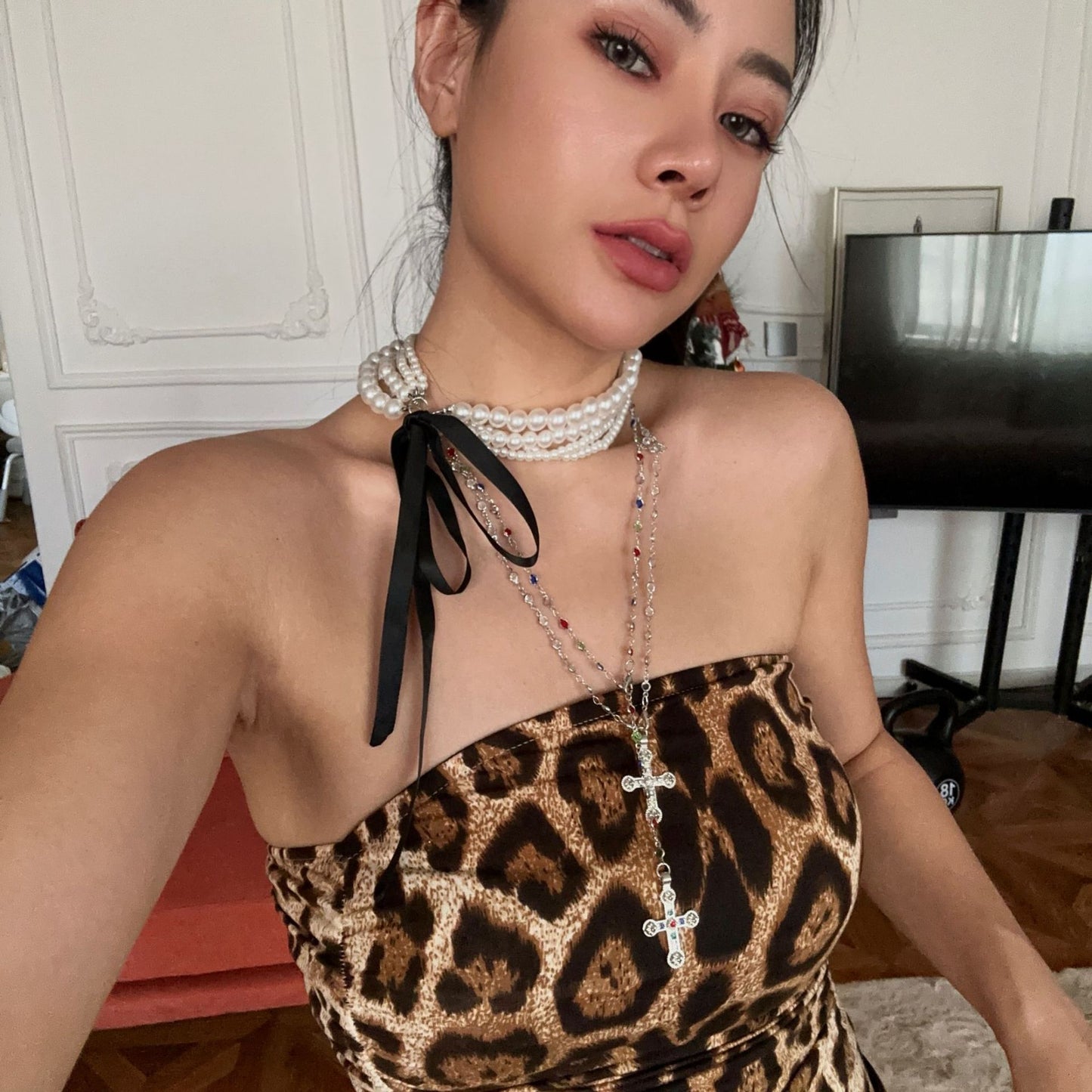 Elegante collana a sfera con pendente a perla intarsiato con strass a croce geometrica da donna