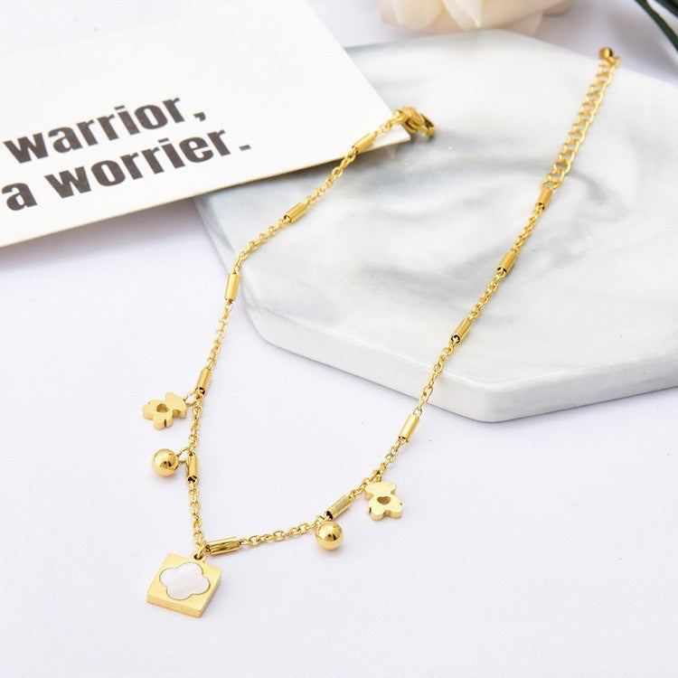 Bracciale Minimalista in Acciaio al Titanio a Forma di Orsetto con Accenti in Guscio Lucido e Lunghezza Regolabile