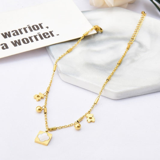 Pulsera Minimalista de Acero Titanio con Forma de Oso, Detalles de Concha Pulida y Largo Ajustable