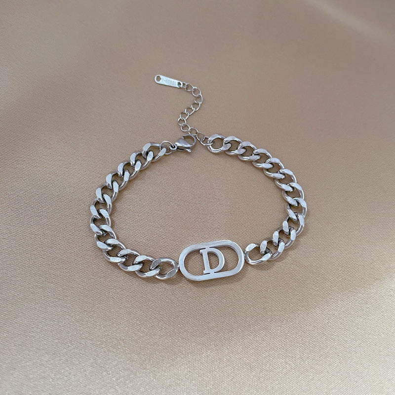 Pulsera minimalista de acero de titanio con letra D para mujer, con baño de oro y textura ondulada