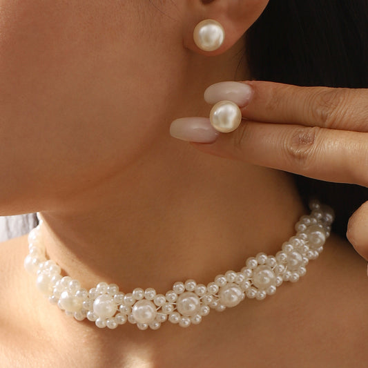 Elegante juego de collar de clavícula y pendientes de perlas para mujer con diseño incrustado de perlas y estética natural