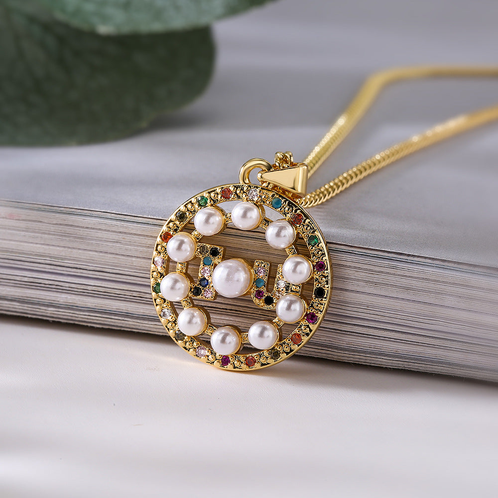 Collana girocollo geometrica rotonda minimalista da donna con base in rame placcata in oro 18 carati con perla coltivata e zirconi colorati