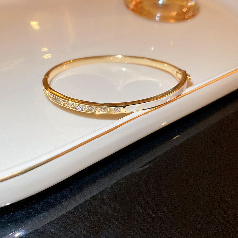 Pulsera tipo brazalete de aleación de cobre bañada en oro de lujo con incrustaciones de diamantes de imitación para mujer