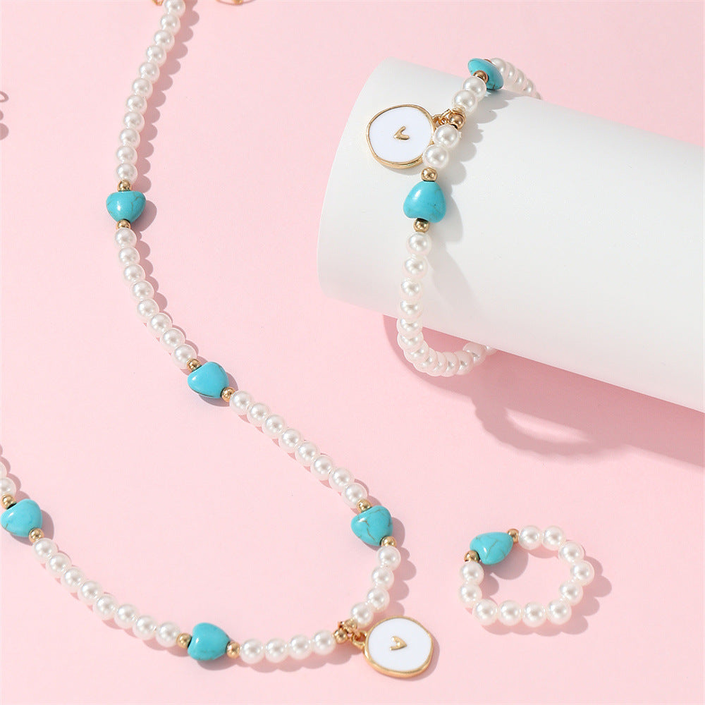 Set di collane con perline di vetro a forma di cuore minimalista per bambini, con dettagli in perle e finitura smaltata