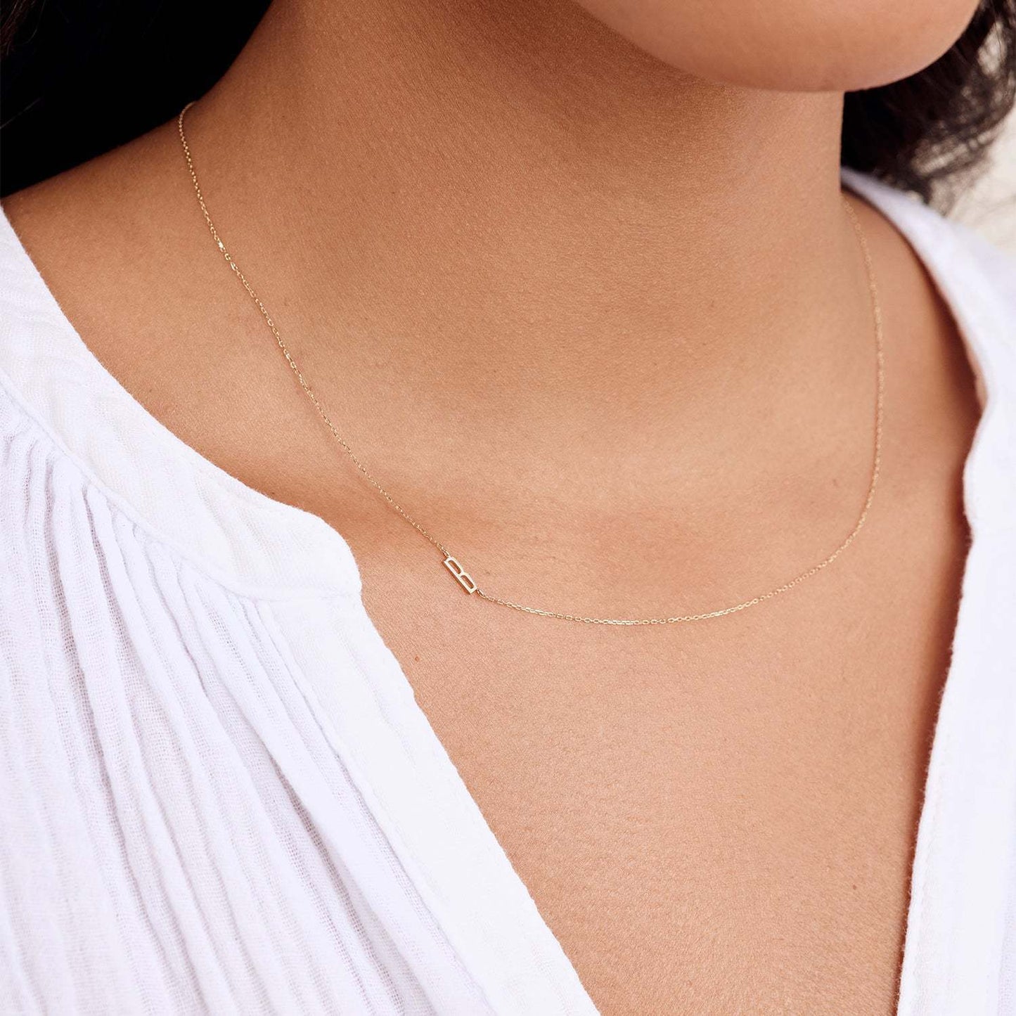 Collana con ciondolo a lettera maiuscola minimalista in acciaio inossidabile da donna con catena a maglie e finitura placcata