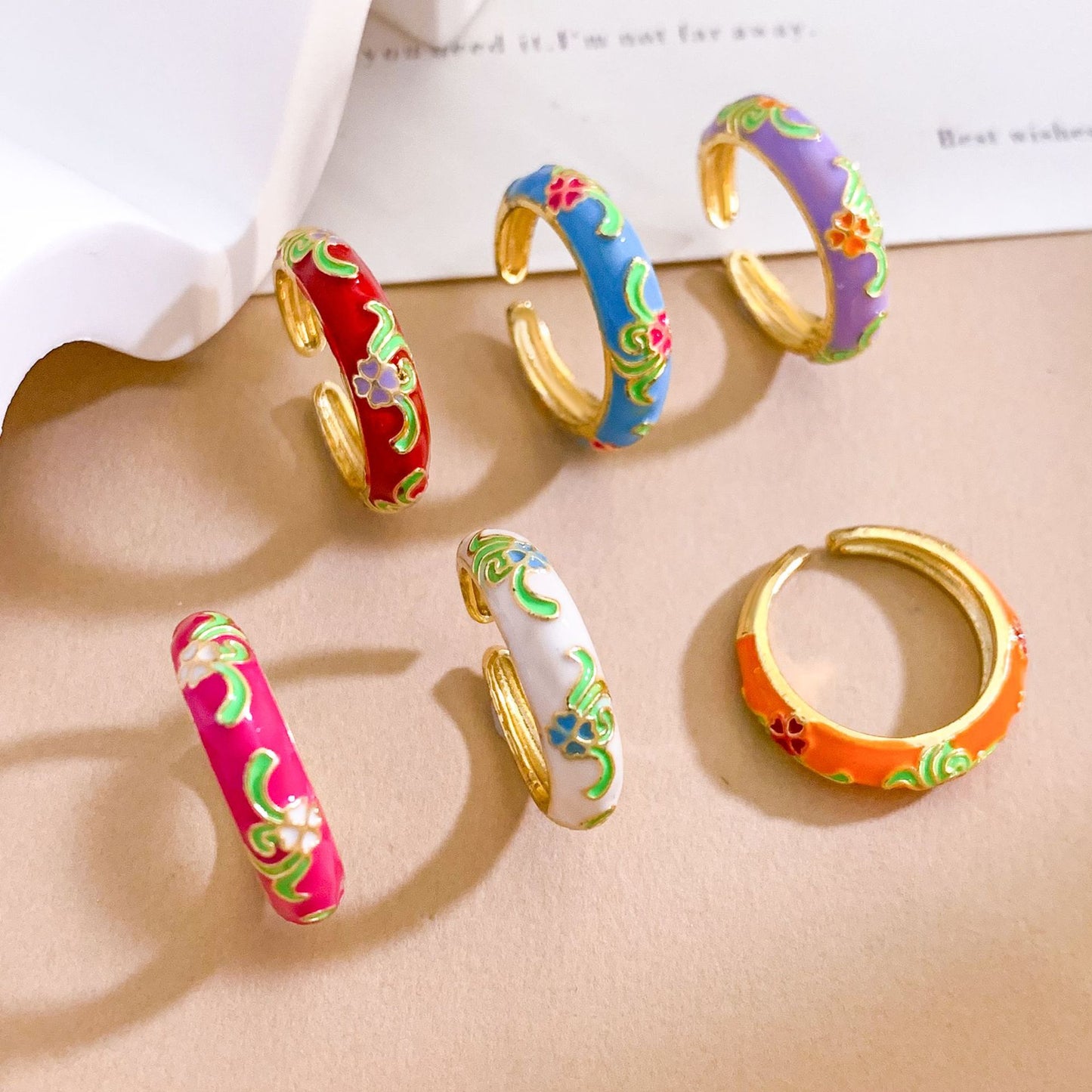 Anillo ajustable minimalista de latón chapado en oro con motivos florales para mujer
