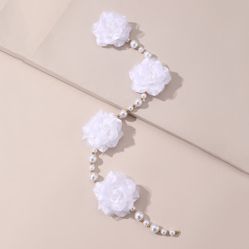 Lindo broche para el cabello en forma de lazo con adorno floral blanco, detalles de perlas y borlas para niñas
