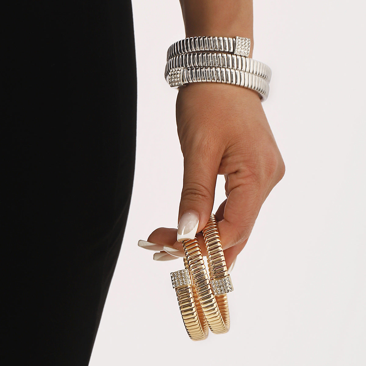 Pulsera de lujo de múltiples capas con incrustaciones de pedrería geométrica y hierro chapado para mujer