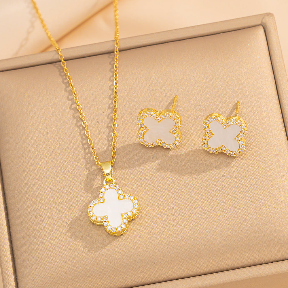 Collana da donna minimalista a forma di trifoglio in acciaio al titanio con intarsio di strass e finitura placcata