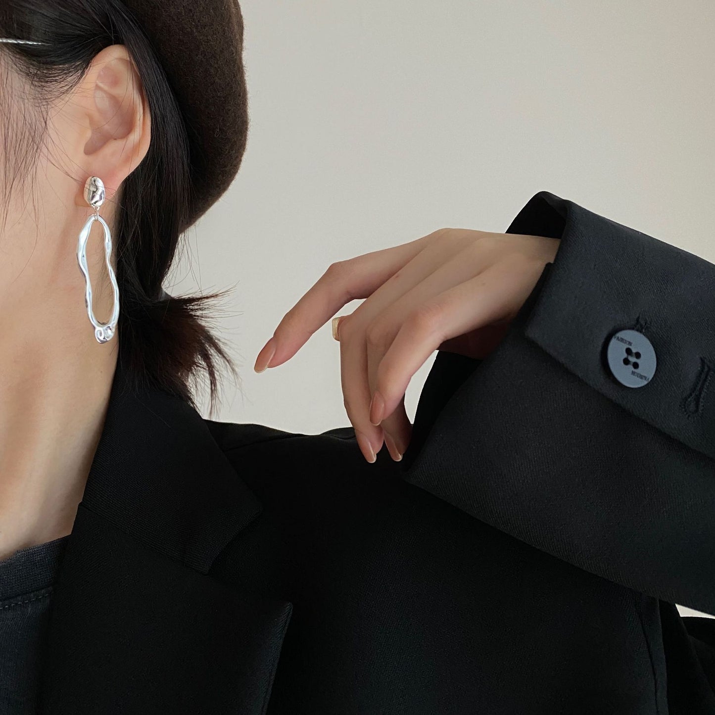 Orecchini minimalisti in argento sterling 925 a forma di goccia asimmetrica con intarsio di perle e nappina