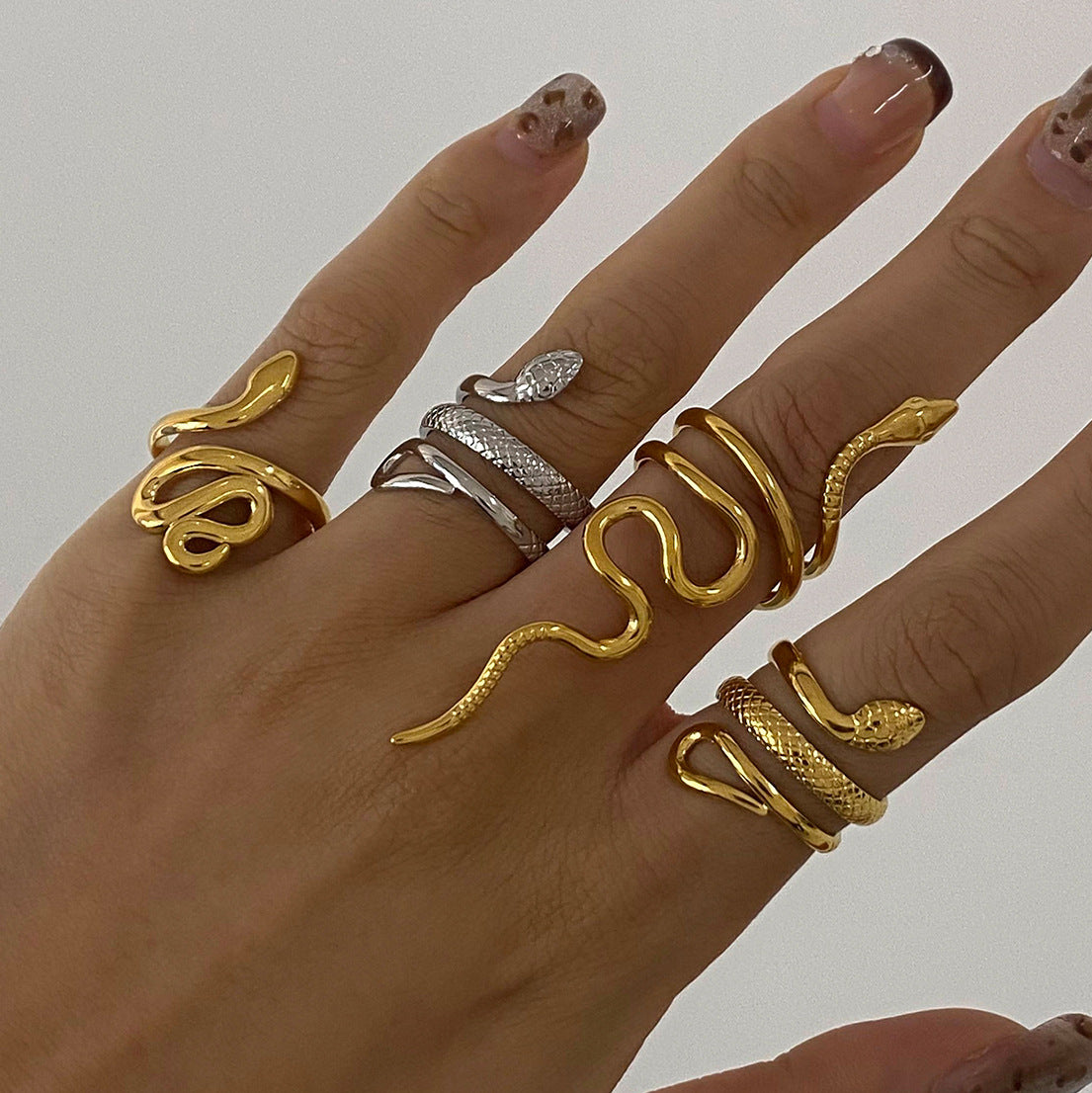 Anello minimalista con serpente geometrico in acciaio inossidabile con finitura placcata da donna