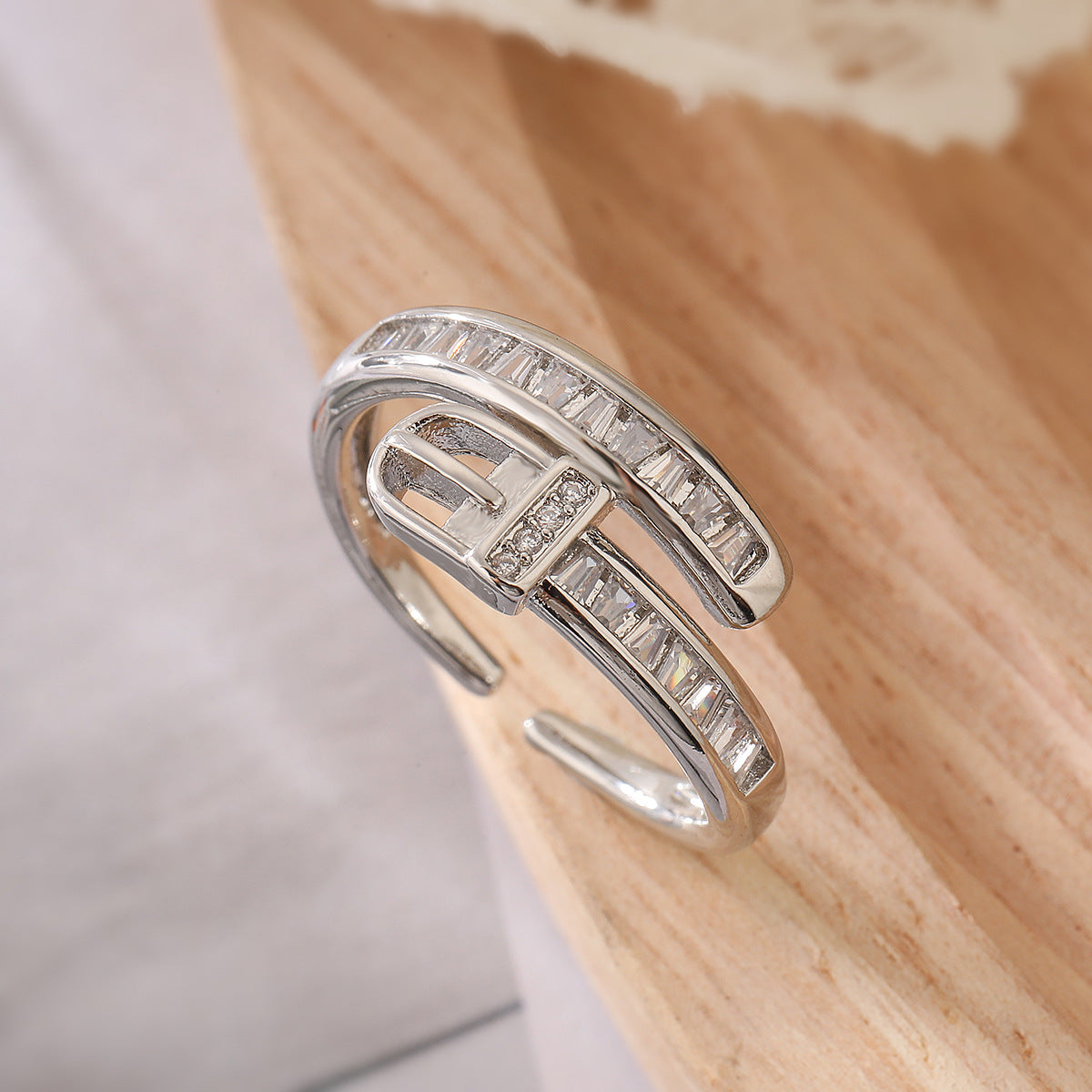Anello Minimalista Geometrico in Rame con Placcatura in Oro 18K e Intarsio in Zircone per Donna Anello alla Moda Regolabile