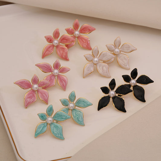 Orecchini a forma di fiore in acciaio inossidabile smaltato da donna con finitura effetto perla e stile fresco e dolce