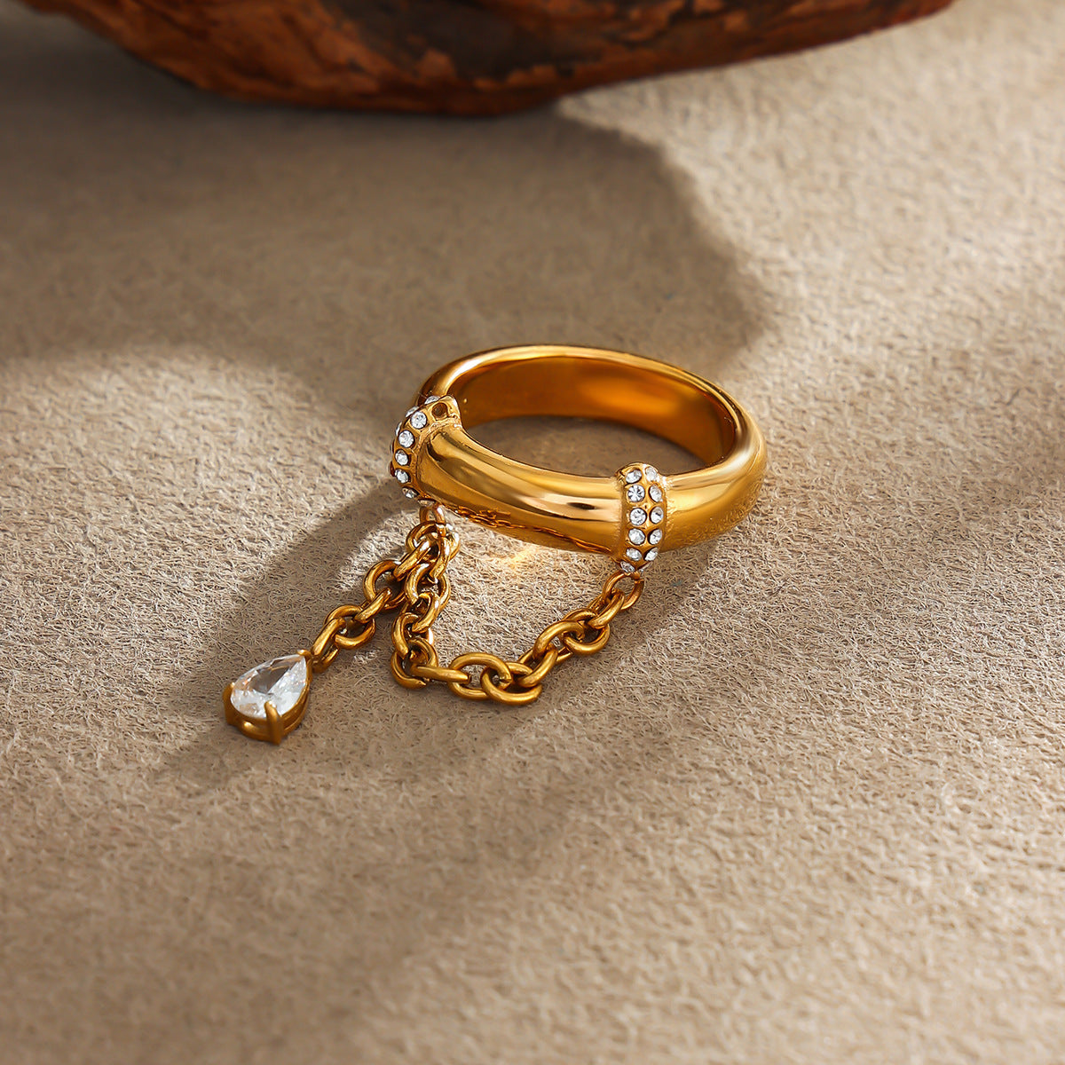 Creative Luxury Stainless Steel PVD Plated Round Teardrop Rhinestone Chain Ring for Women