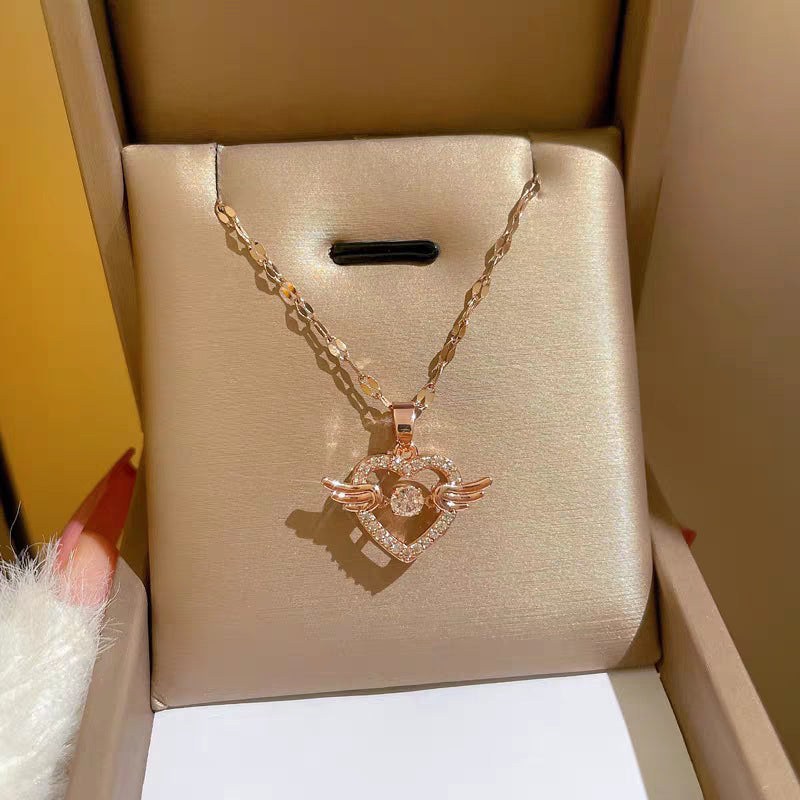 Affascinante Collana con Ciondolo a Cuore d'Angelo da Donna in Acciaio al Titanio con Intarsio di Strass su Catena a O Design Elegante Minimalista