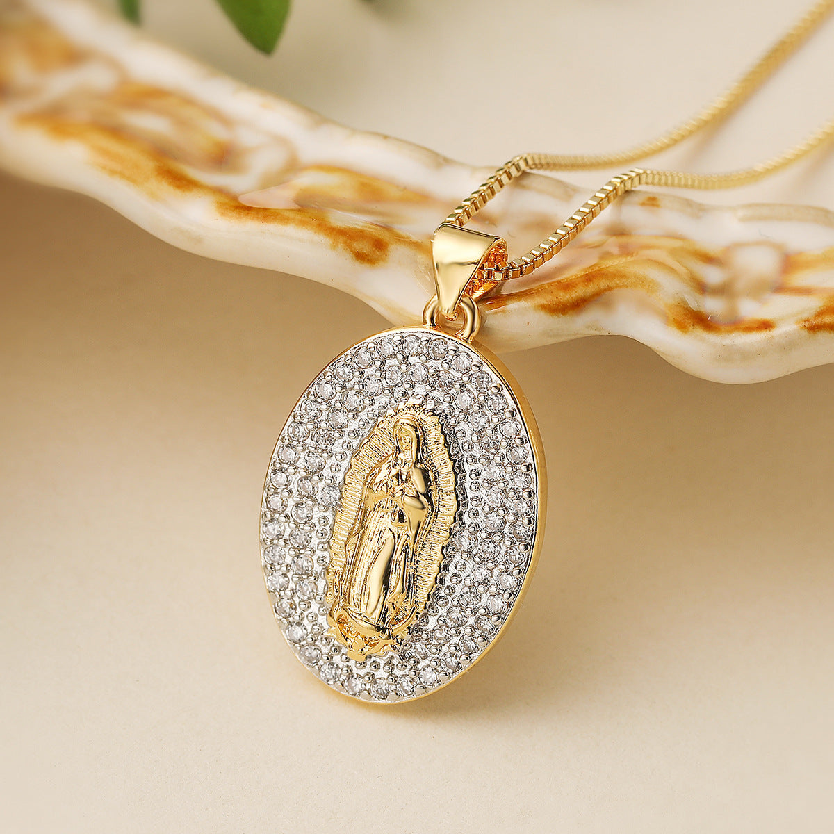 Minimalist Oval Maria Pendant Necklace for Women with Dual-Tone Plating and Zircon Inlay on Copper Base