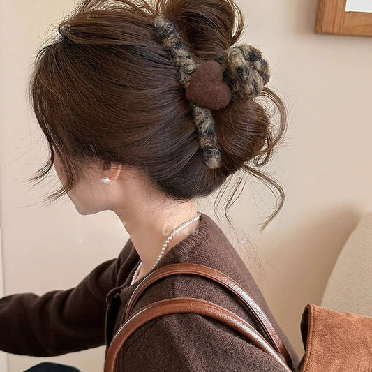Luxury Style Heart-Shaped Acrylic Velvet-Flocked Hair Claw for Women