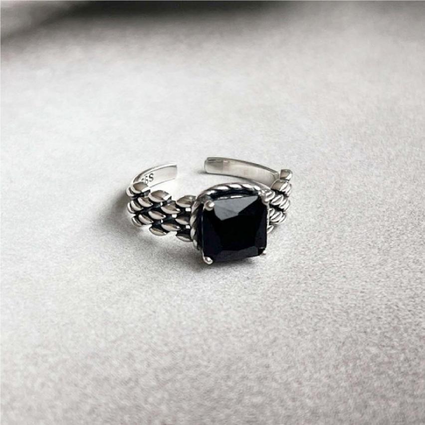 Minimalist Heart-Shaped 925 Sterling Silver Ring with Black Diamond Inlay for Women
