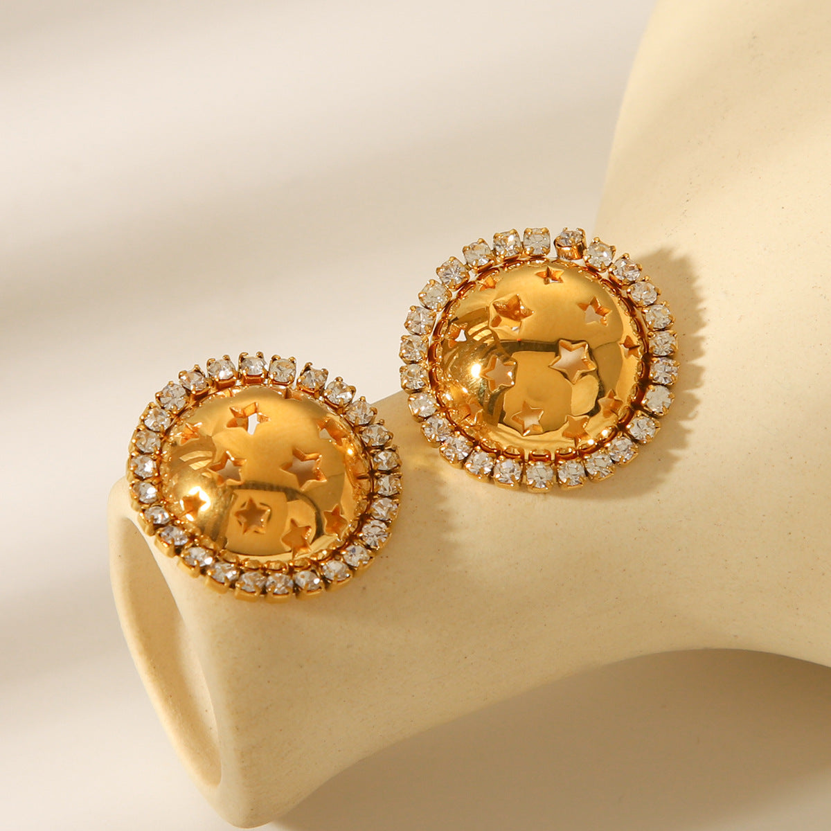 Pendientes minimalistas de acero inoxidable chapado en oro de 18 quilates con diseño geométrico de estrella hueca y diamantes de imitación para mujer