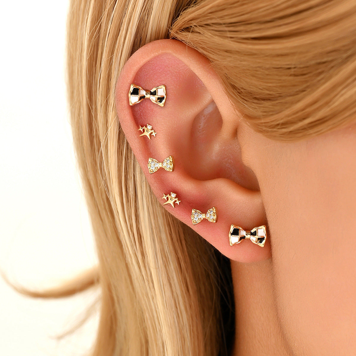 Pendientes de Cobre en Forma de Lazo Dulce y Minimalista con Incrustaciones de Zirconia y Postes de Acero Inoxidable para Mujer