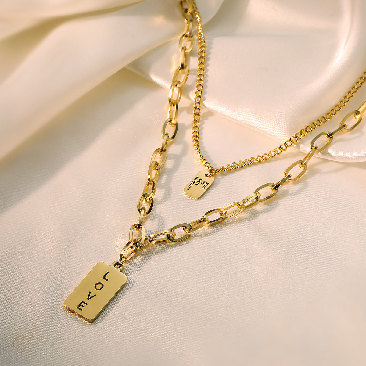 Collana con ciondolo a forma di cuore, in acciaio al titanio, geometrica e minimalista, con bordi irregolari, da abbinare ad altri gioielli