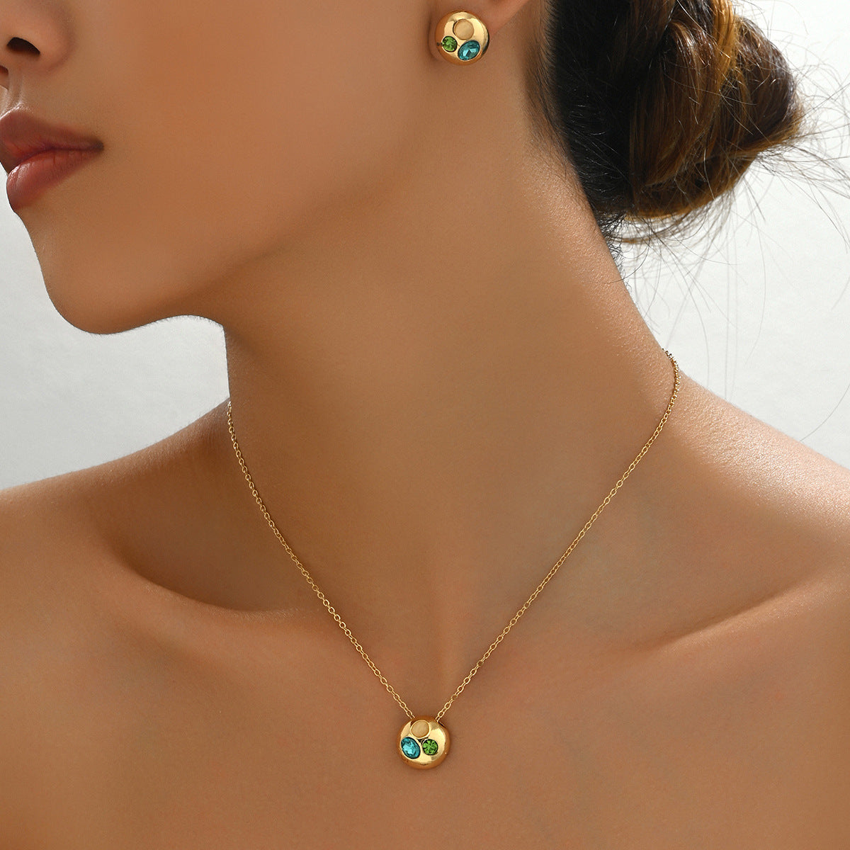 Elegante conjunto de collar y pendientes de cobre chapado en oro de 18 quilates con incrustaciones de diamantes de imitación para mujer