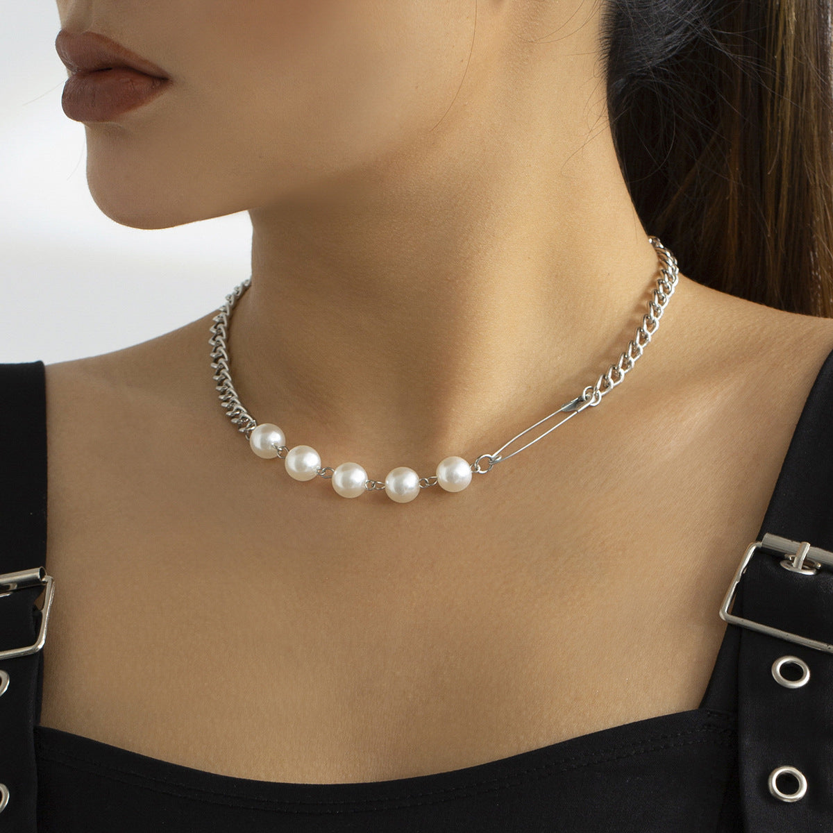 Collana con Pendente Geometrico Asimmetrico Dolce e Audace da Donna con Accenti di Perle Artificiali e Finitura Placcata su Catena Standard