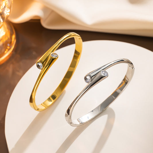 Braccialetto Minimalista in Acciaio al Titanio con Finitura Liscia Galvanizzata Sottovuoto, Forma Ovale Geometrica, Gioielli Ipoallergenici in Acciaio Inossidabile
