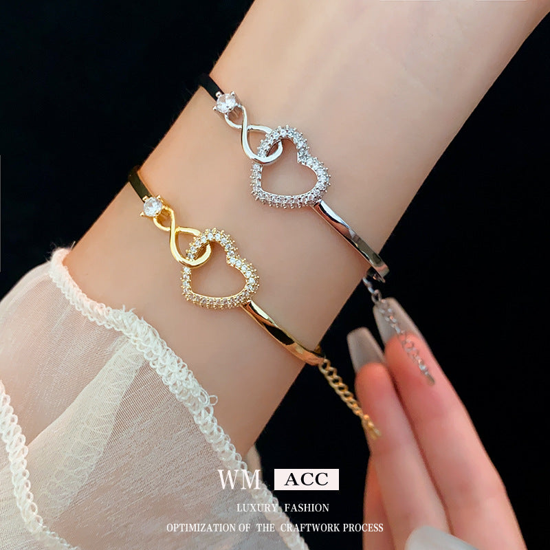 Pulsera minimalista elegante de latón chapado con circonita cúbica y corazón geométrico para mujer