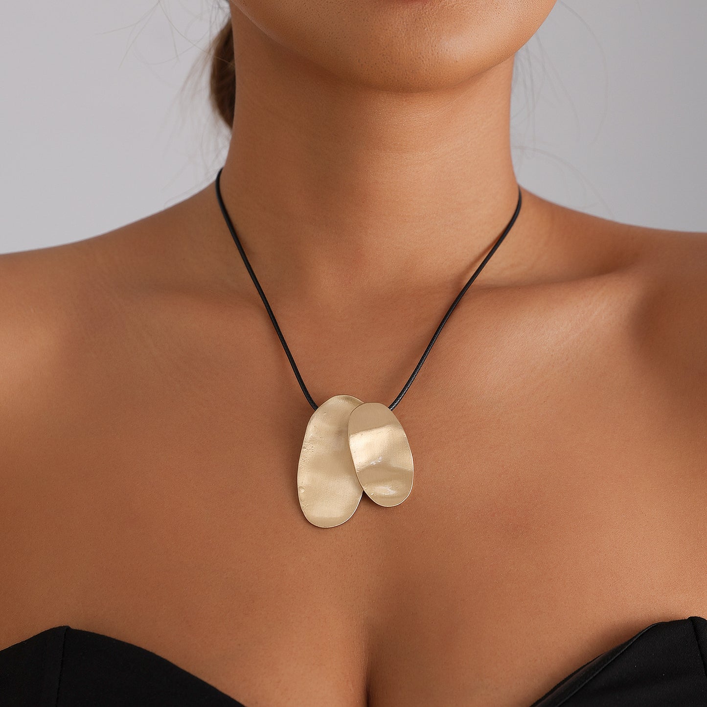 Minimalist Luxury Geometric Oval Brushed Alloy Necklace for Women