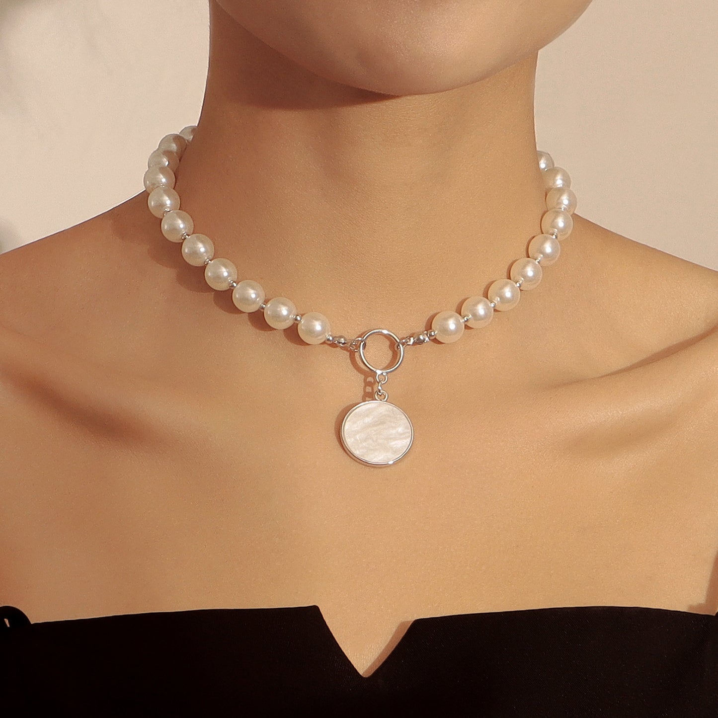 Fashionable OL Style Geometric Circle White Mother-of-Pearl Pendant Necklace for Women with Alloy Base and Electroplated Finish
