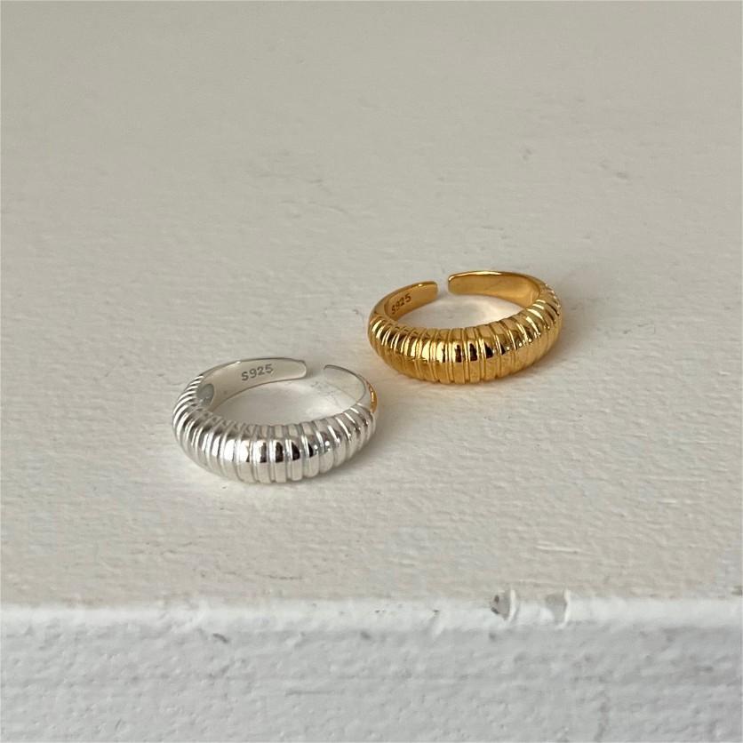 Anello Minimalista a Forma di Cuore in Argento Sterling 925 con Dettagli a Grana Quadrata Smussata e Finitura Placcata