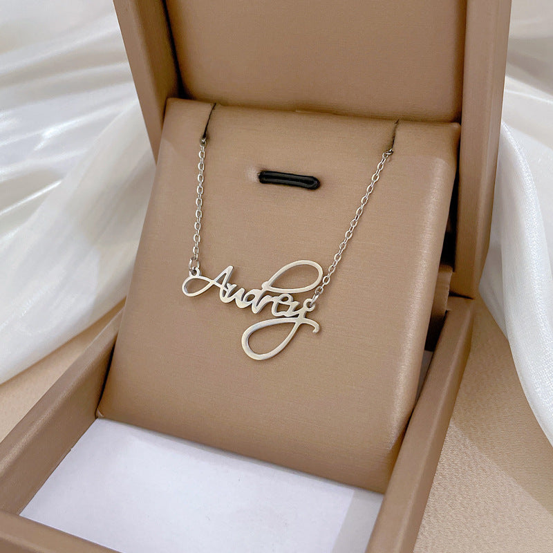 Collana Minimalista Unisex con Pendente Geometrico a Lettera in Acciaio al Titanio