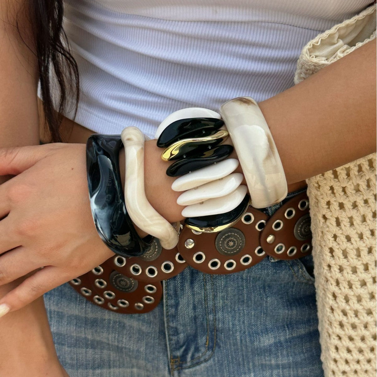 Bracciale da donna a polsino aperto in acrilico con gradiente geometrico elegante e alla moda