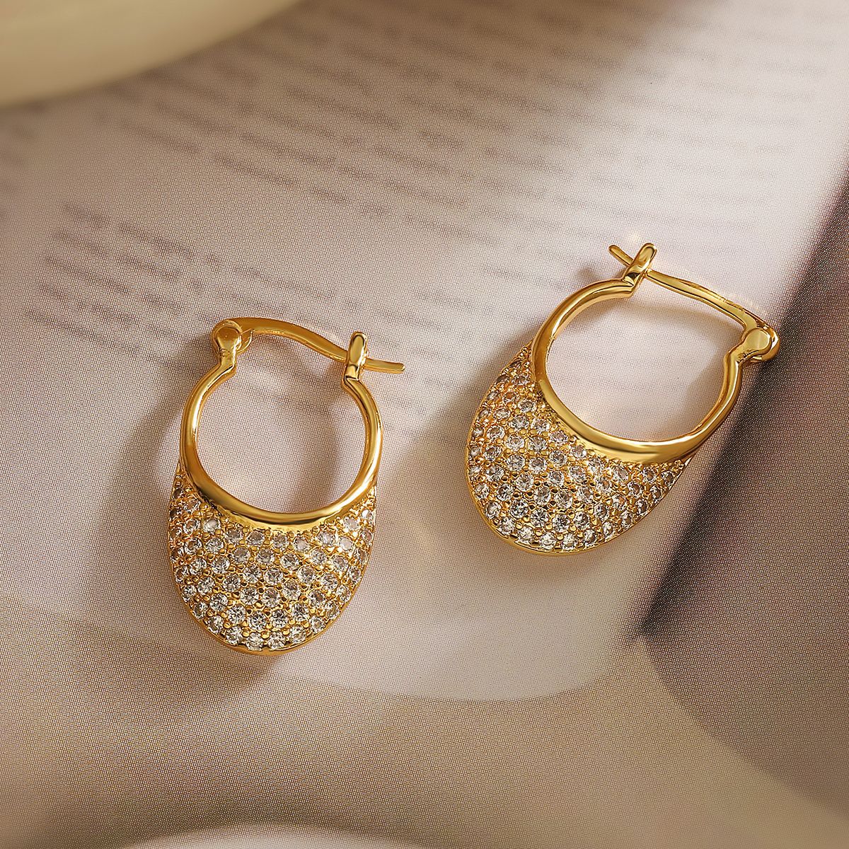 Orecchini a Cerchio Geometrici Minimalisti da Donna Realizzati in Ottone con Placcatura in Oro 18K e Intarsio di Zirconi