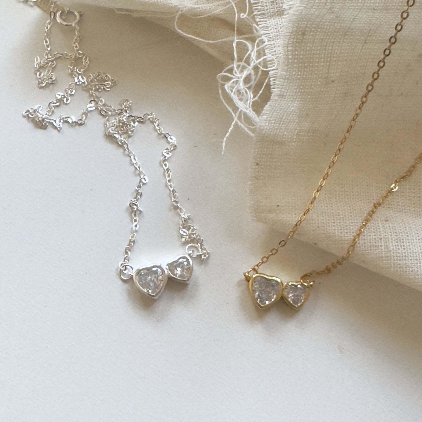 Collana Minimalista a Cuore in Argento Sterling 925 con Accenti di Zirconi su Catena a Croce per Donna