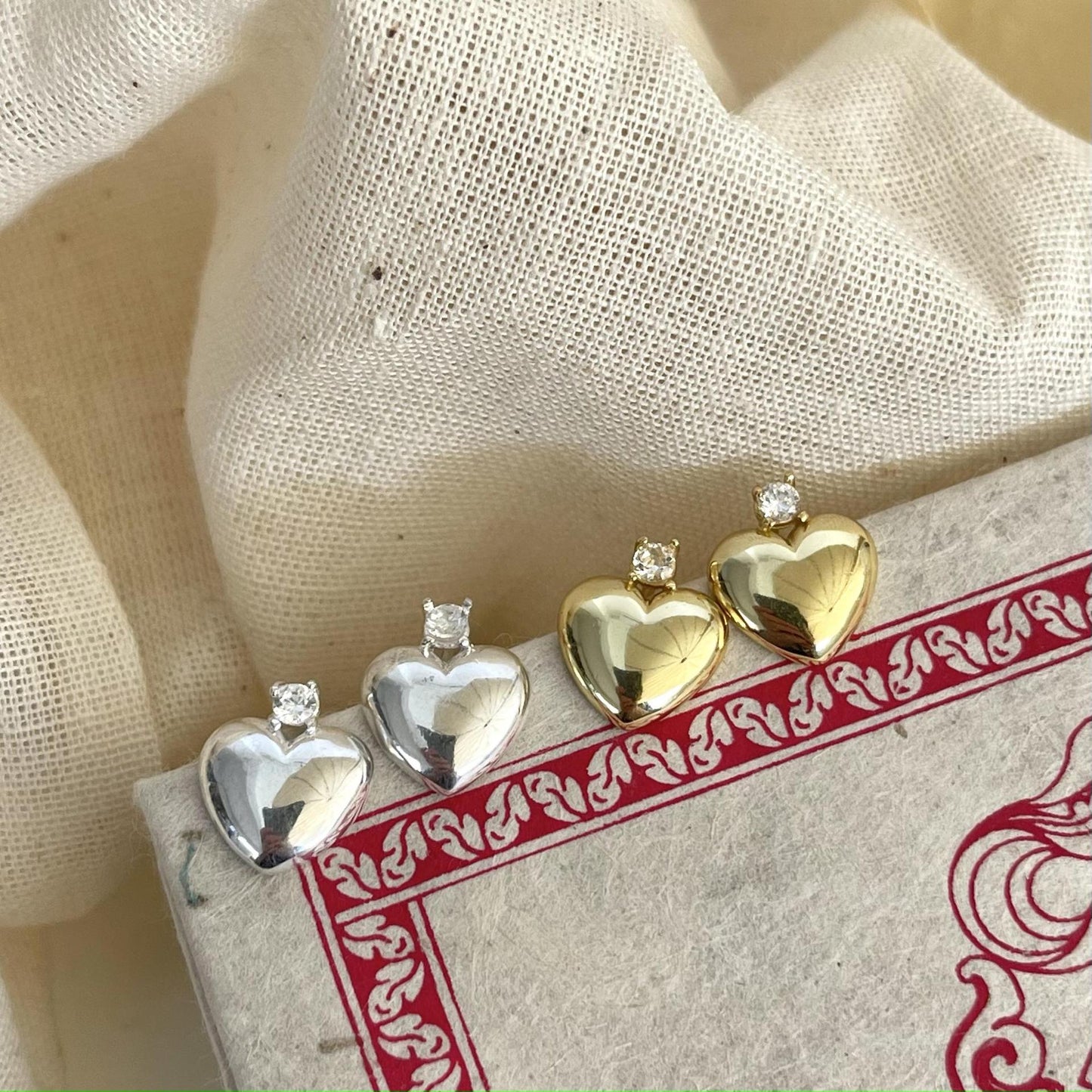 Orecchini a perno minimalistici a forma di cuore in argento sterling 925 con intarsio di zirconi per donna