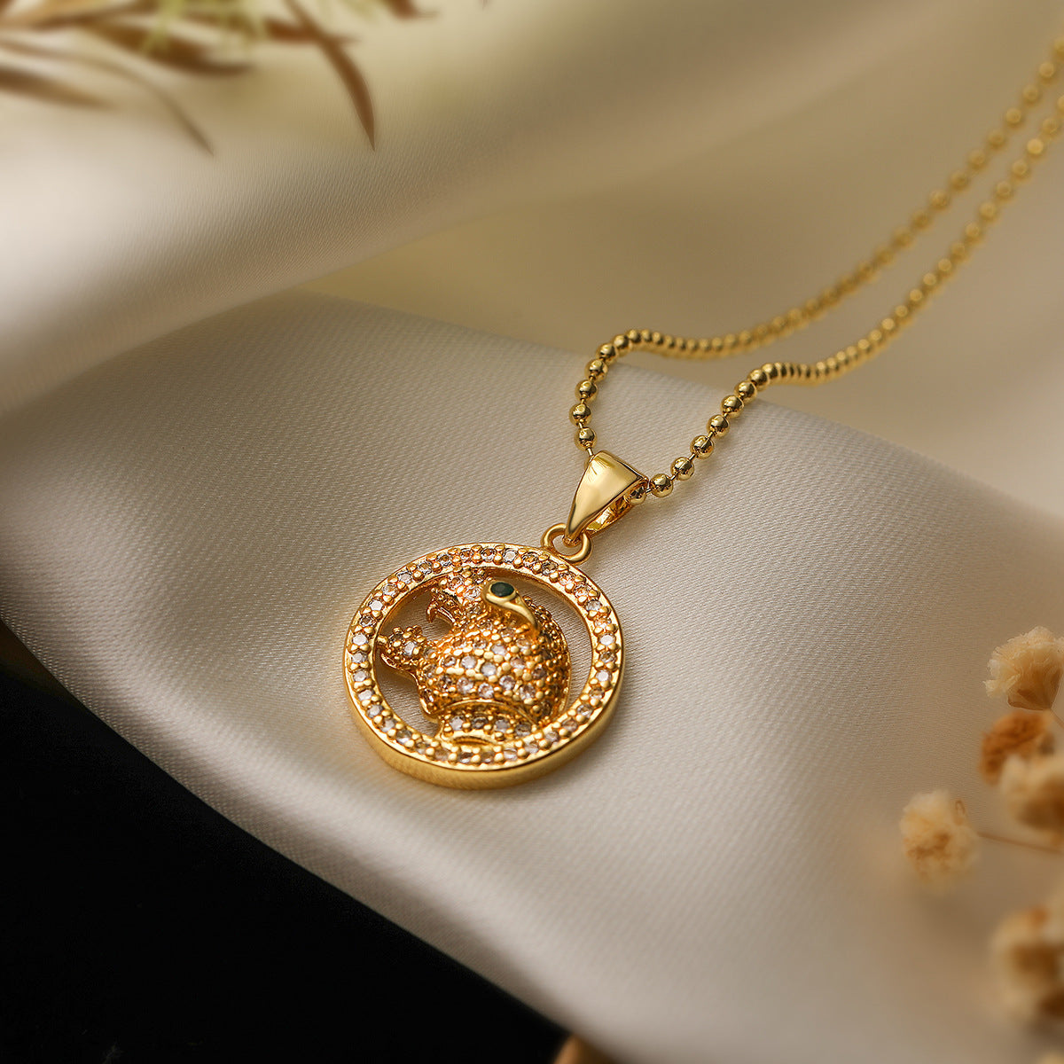 Minimalist Leopard-Shaped Pendant Necklace for Women with Copper Base and 18K Gold Plating, Zircon Inlay, Fashionable Clavicle Chain