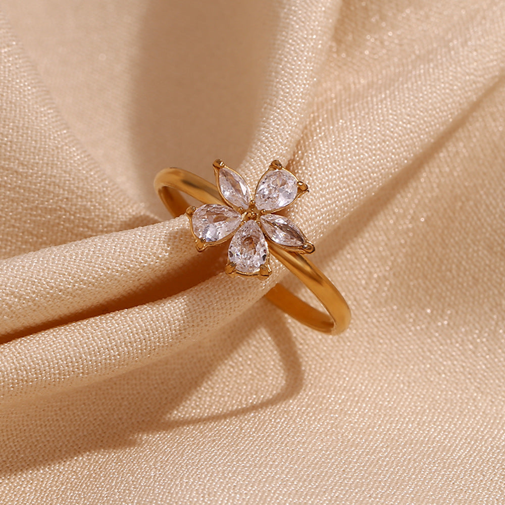 Anello Aperto Floreale Alla Moda da Donna Realizzato in Acciaio Inossidabile con Placcatura in Oro 18K e Zirconi Micro-Incastonati con Design a Fiore a Cinque Petali