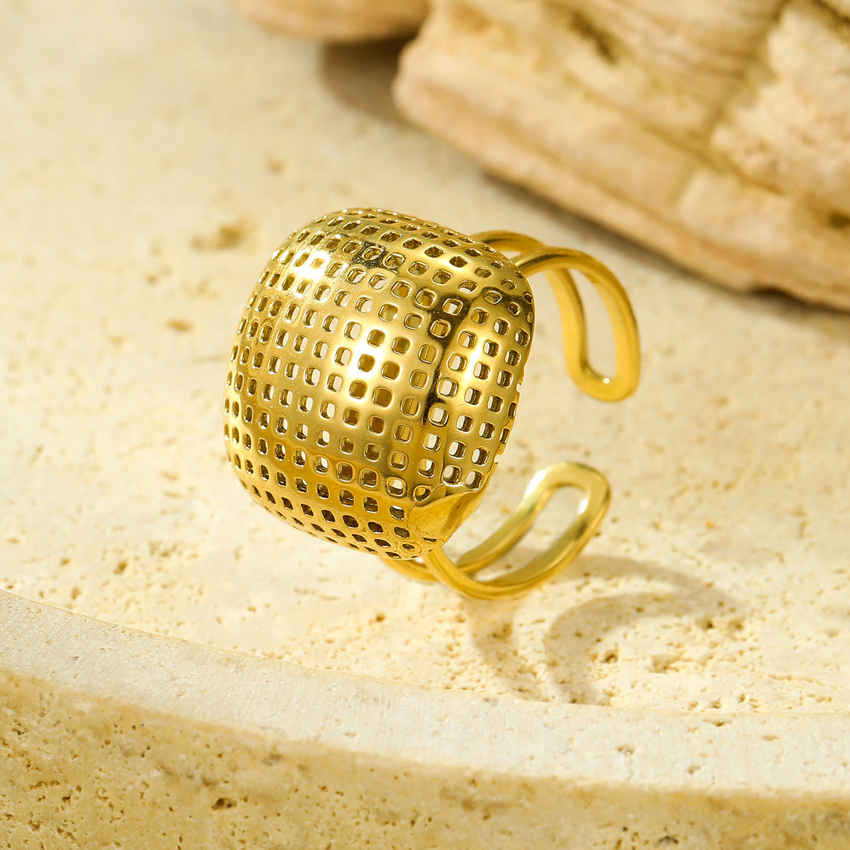 Anillo Abierto Minimalista de Lujo de Acero de Titanio con Textura Cuadrada de Rejilla Hueca para Mujer