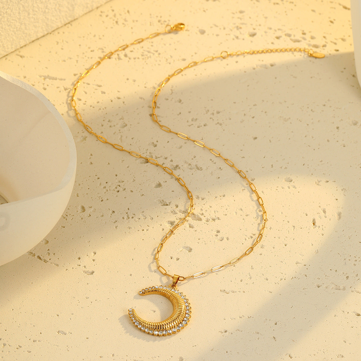 Collana con Pendente a Croce Stile Vintage in Acciaio Inox con Intarsio di Strass su Catena Standard da Donna