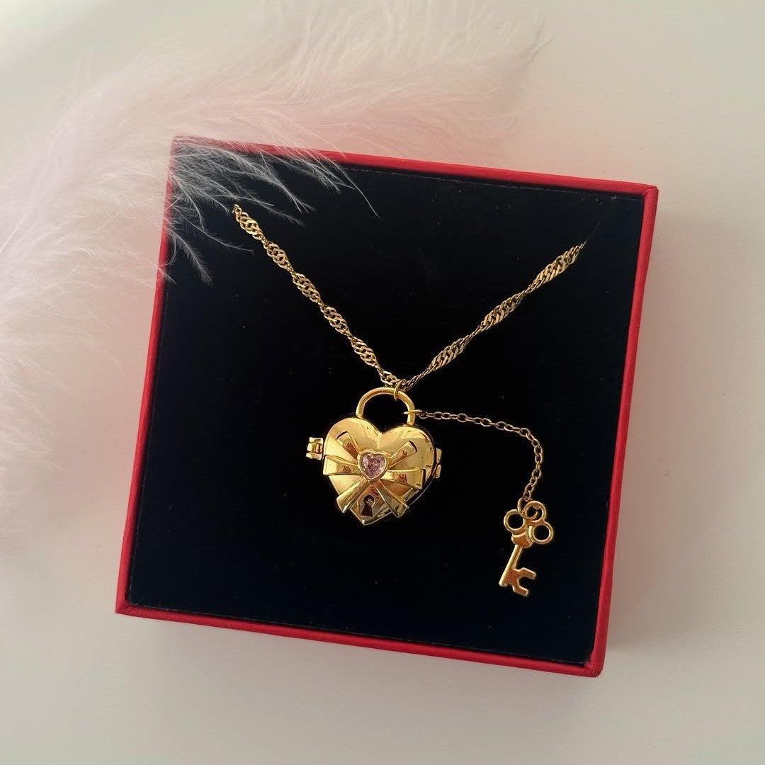 Fashionable Bow-Shaped Pendant Necklace with Gold Plated Copper, Adjustable Toggle Clasp, Butterfly Motif, Unisex Design