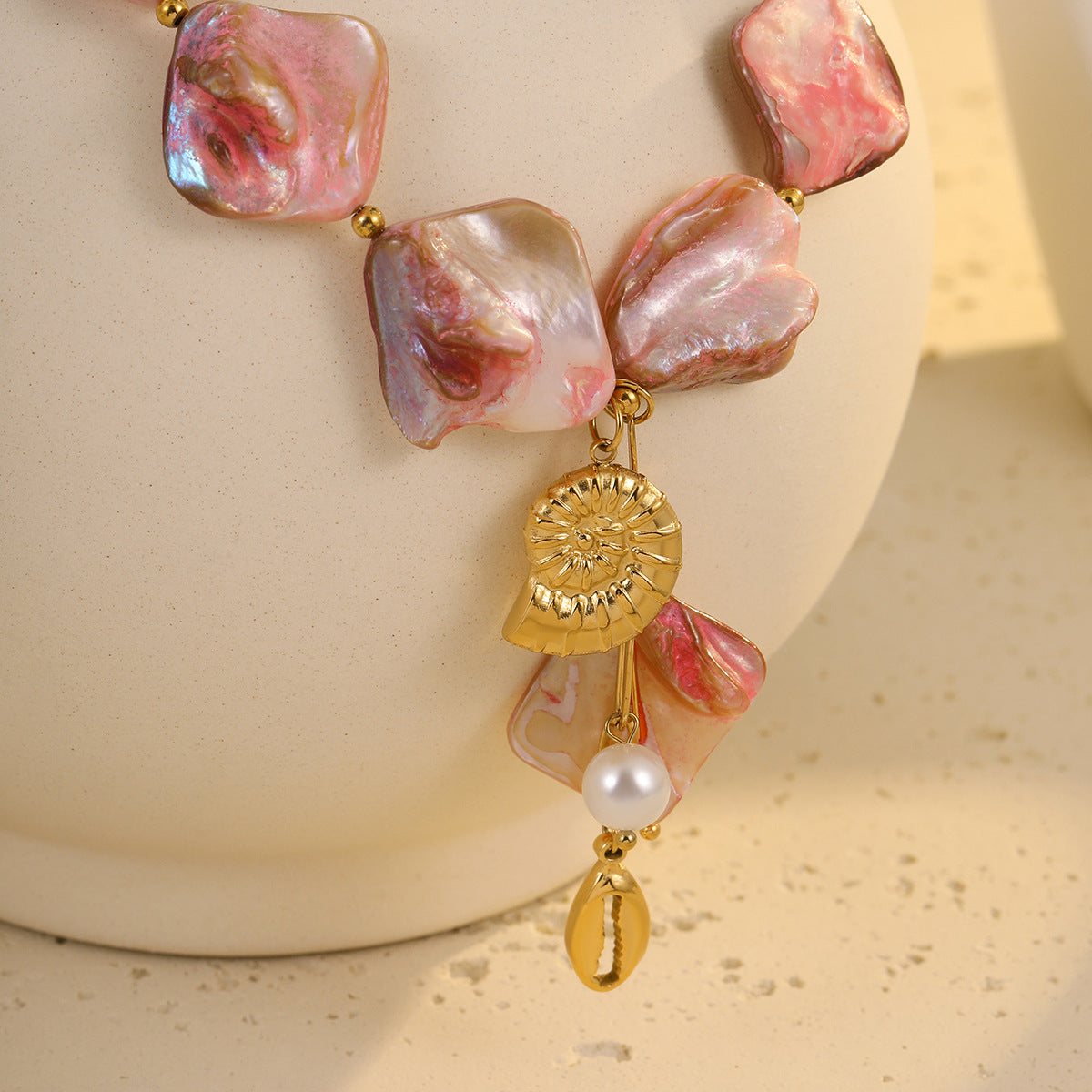 Collar de acero de titanio con cuentas de concha rosa estilo vacacional con dije de concha marina y perla en cadena de serpiente delicada para mujer