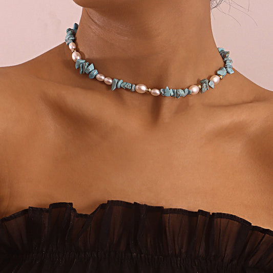 Collana pendente geometrica stile bohémien con accenti di gemme per donna