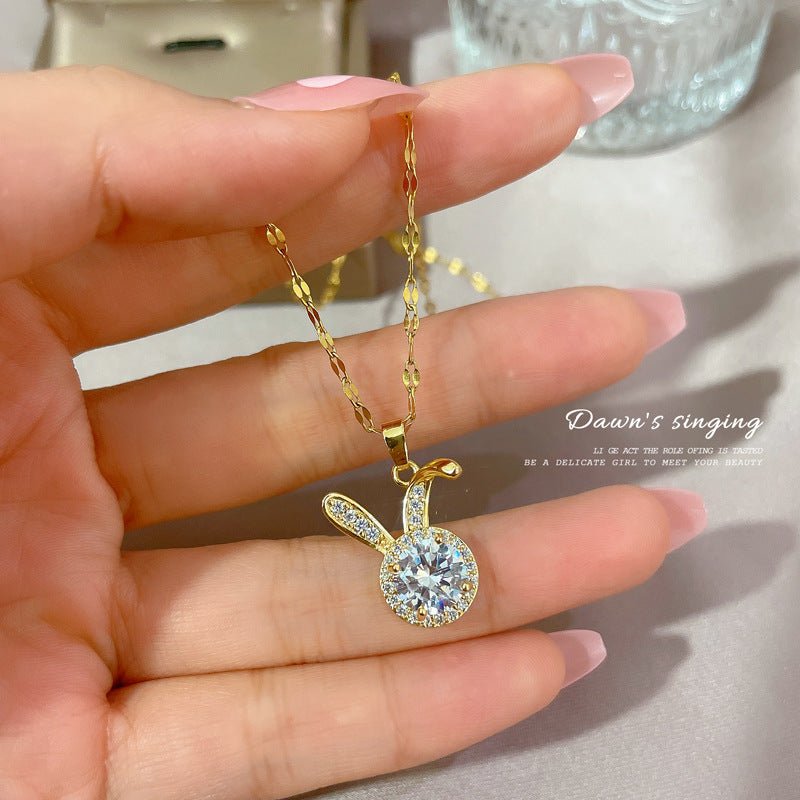 Incantevole Collana con Pendente a Forma di Coniglio da Donna in Acciaio al Titanio con Intarsi di Strass e Design Geometrico