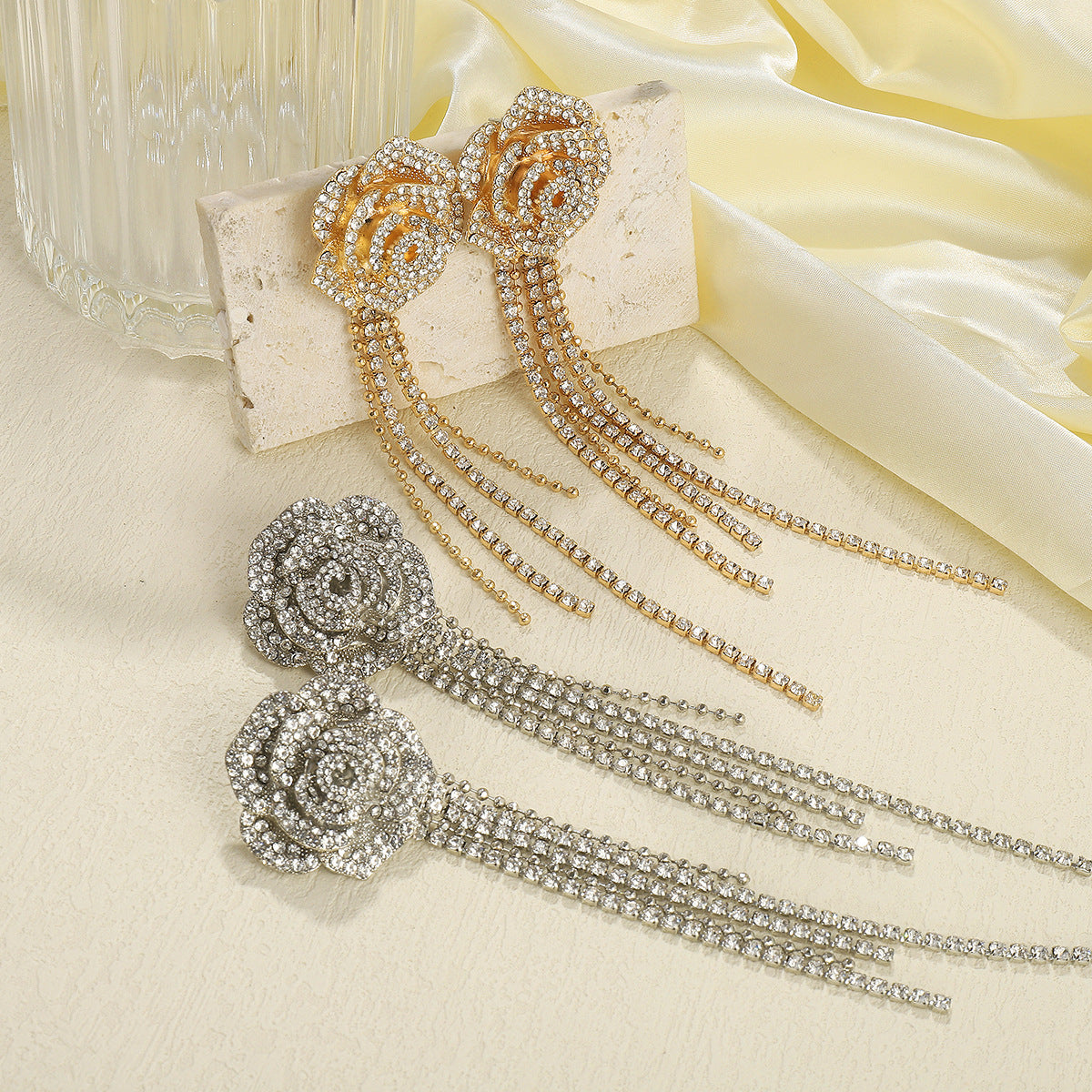Eleganti orecchini a lobo ispirati al vintage con camelia e strass intarsiati su base in lega, design floreale femminile con frange pendenti