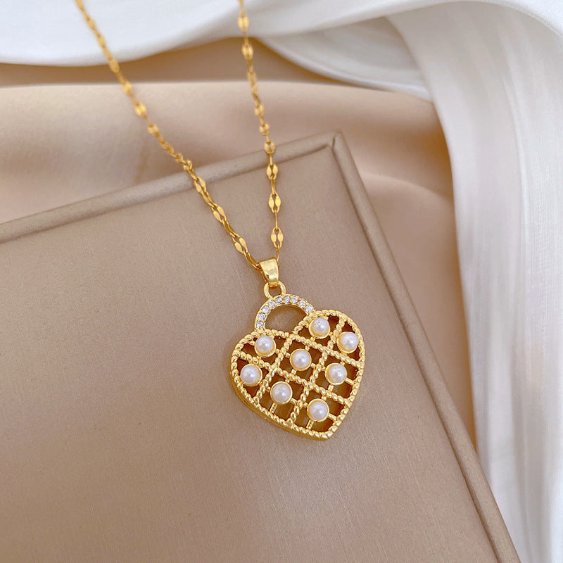 Collar con colgante de corazón hueco minimalista para mujer y hombre con detalles de perlas e incrustaciones de diamantes de imitación en cadena de acero inoxidable