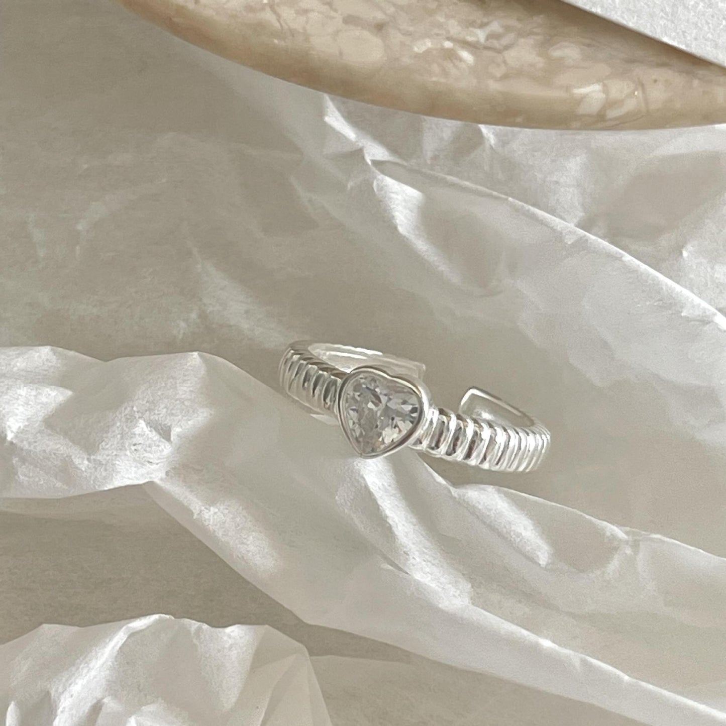 Anello Minimalista a Forma di Cuore in Argento Sterling S925 con Intarsio in Zirconi per Donna