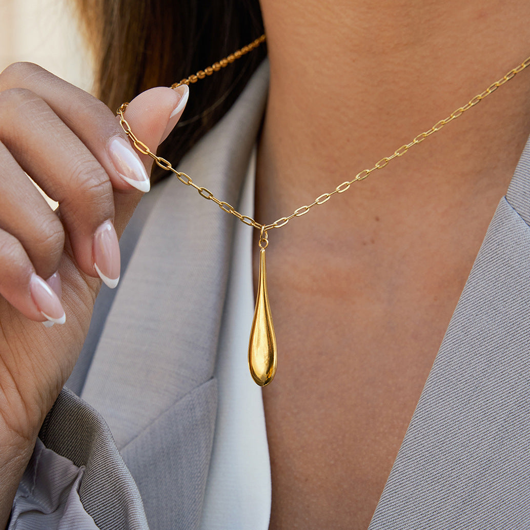 Collar con colgante minimalista de titanio en forma de lágrima con chapado en oro PVD al vacío y cadena de acero inoxidable para mujer