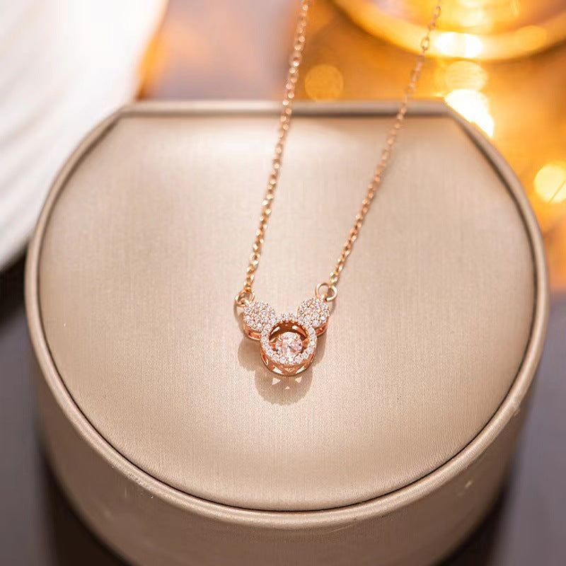 Collar con colgante de ratón geométrico minimalista para mujer, de acero de titanio con incrustaciones de diamantes de imitación y acabado chapado en cadena tipo O